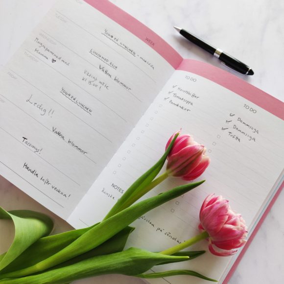 Insidan av Week Planner rosa med tulpaner i